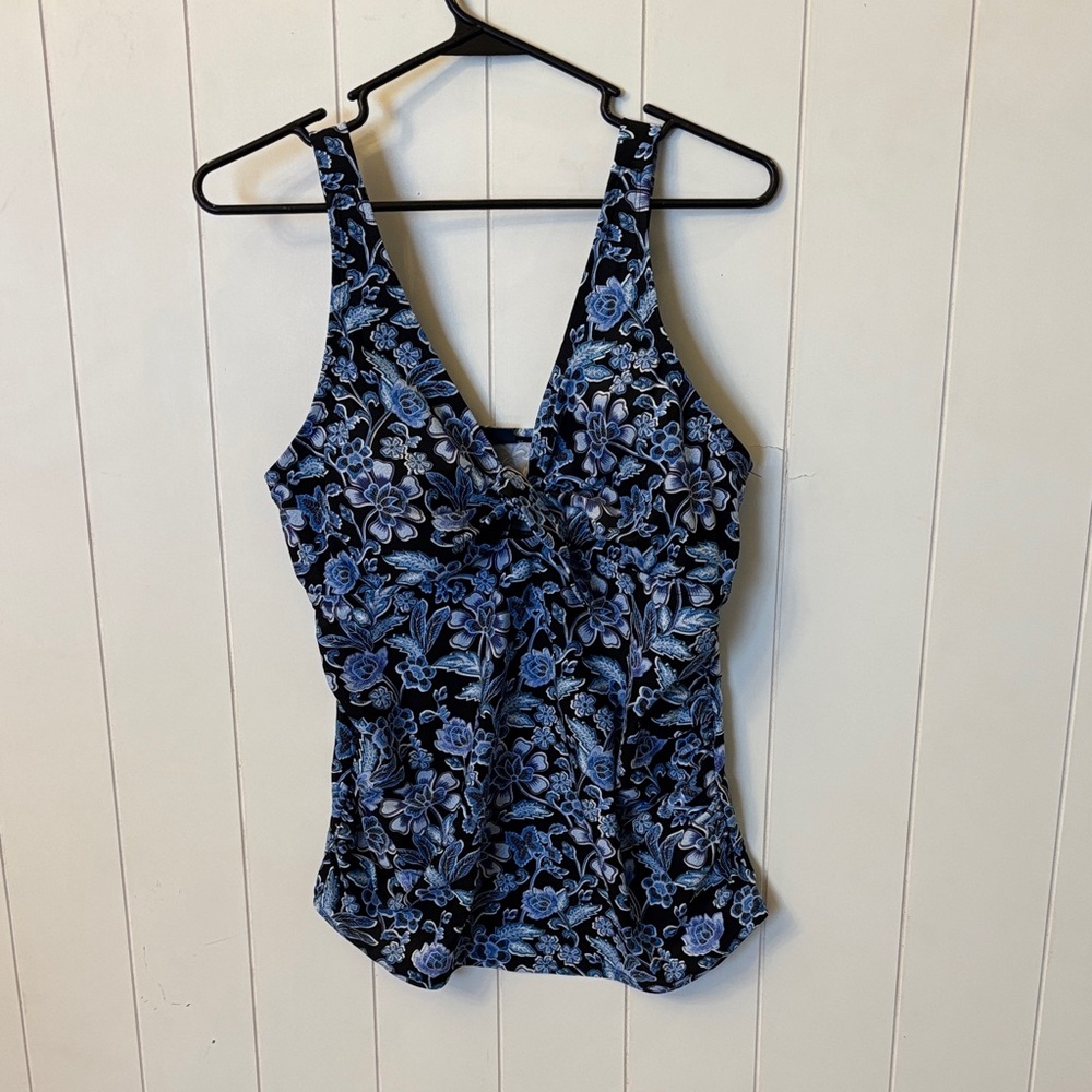 Beach Bump Maternity swim top! Size Maternity